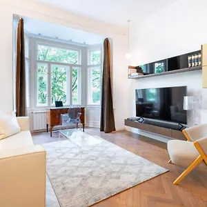 Apartment Elegant Paris Ave With A Terrace, Prague